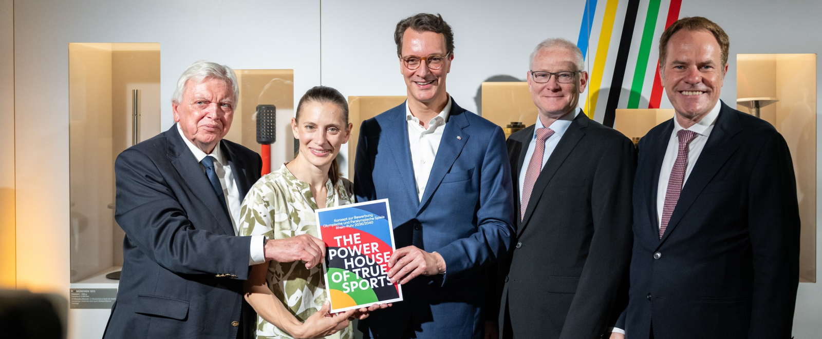 Ministerpräsident Wüst mit weiteren Personen