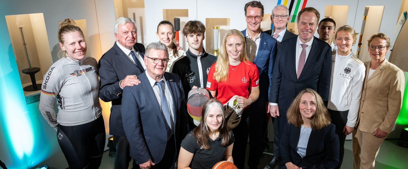 Ministerpräsident Wüst mit weiteren Personen