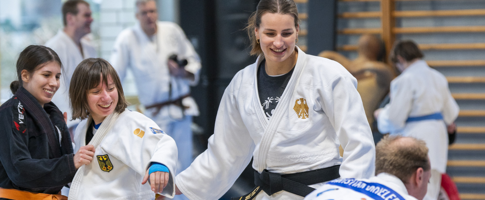 Judoka Anna-Maria Wagner bei einem Training mit mehreren Personen