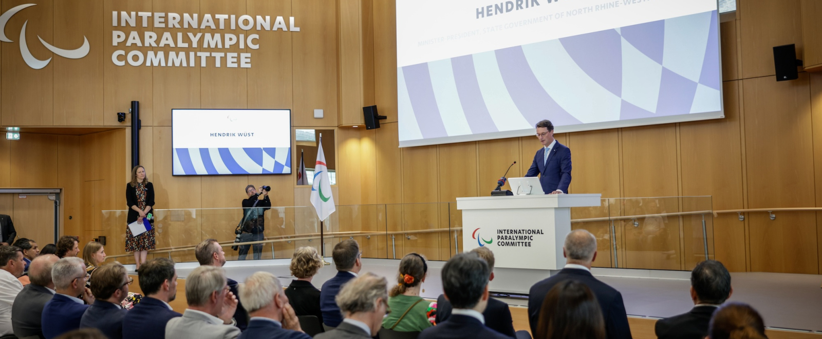 Hendirk Wüst hält eine Rede beim IPC in Bonn