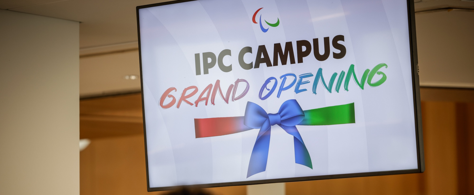 EIn TV-Bildschirm mit: IPC Grand Opening