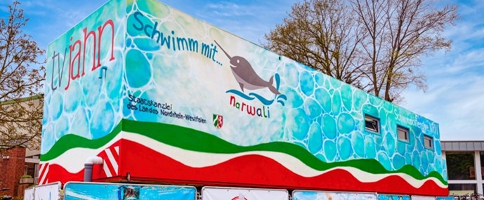 Ein narwali Schwimmcontainer
