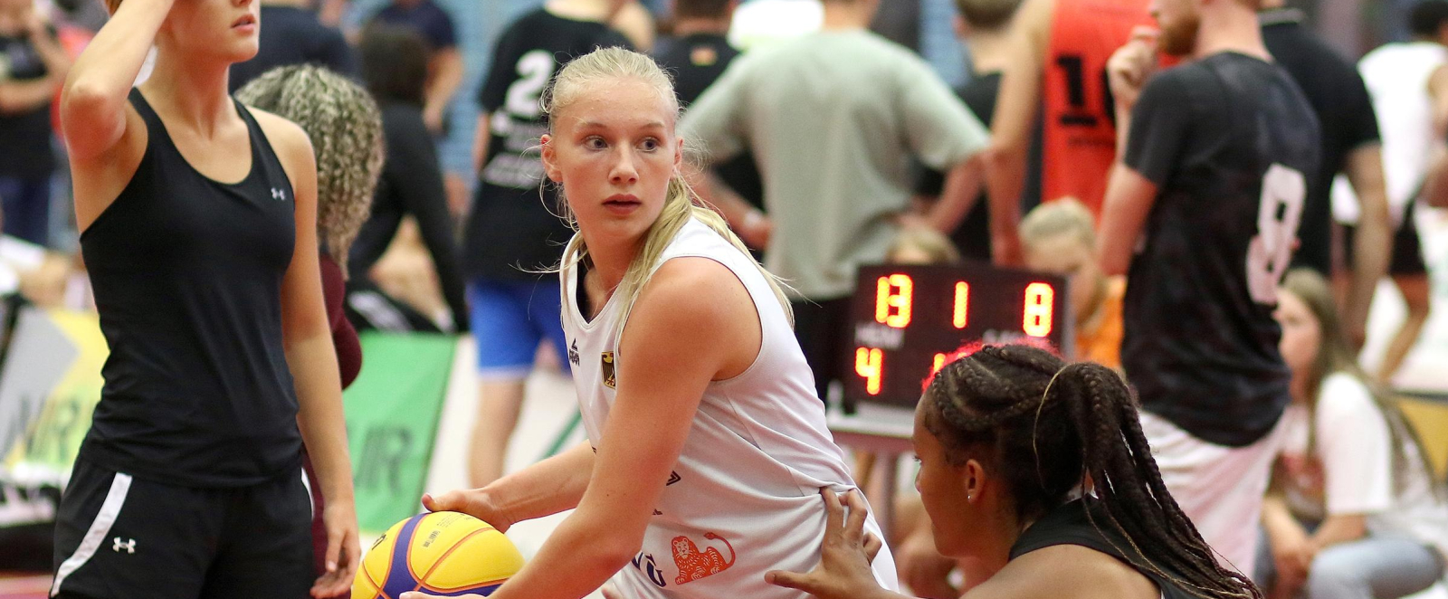 Teilnehmerinnen beim NRW3x3Tour-Finale in der Halle in Gelsenkirchen