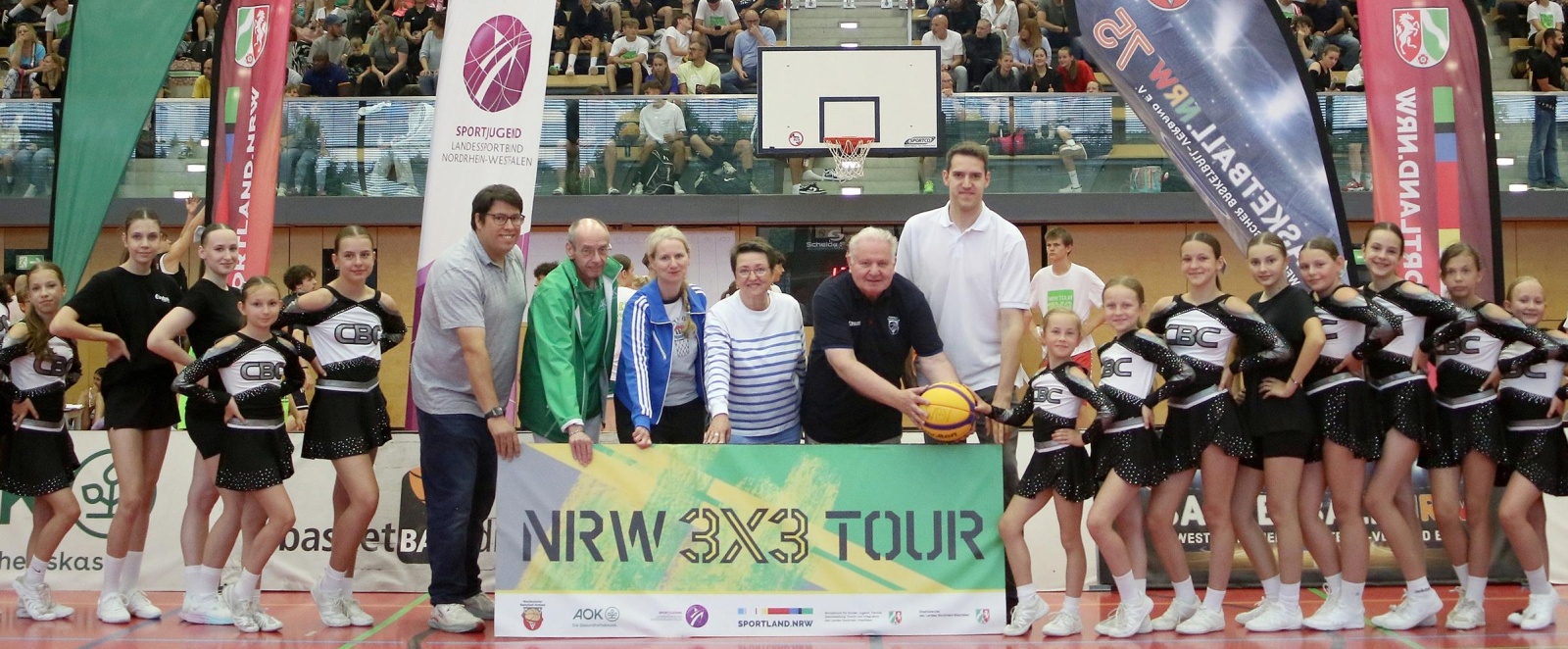 Teilnehmende bei der NRW3x3Tour in der Halle in Recklinghausen