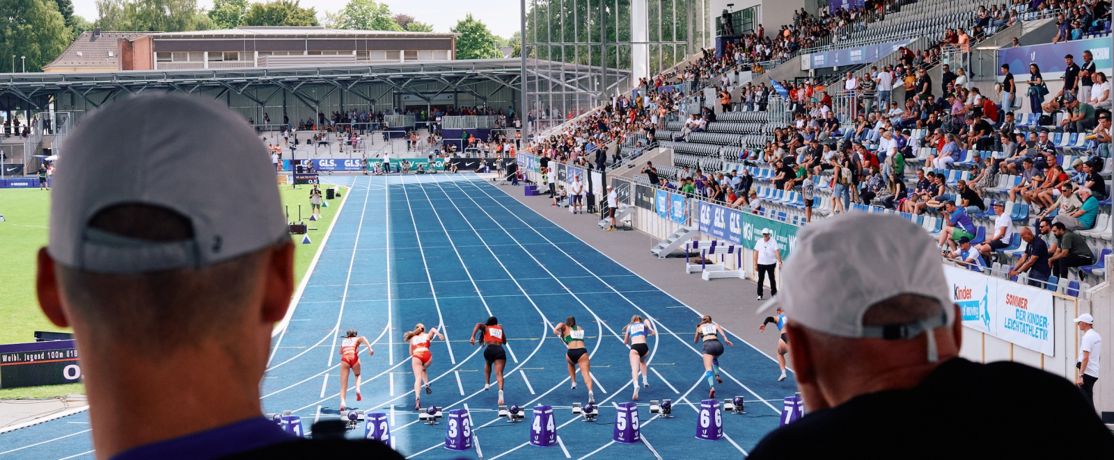 Blick auf die blaue Laufbahn des Stadions