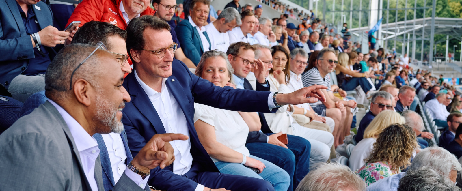 Hendrik Wüst auf Tribüne des Stadions