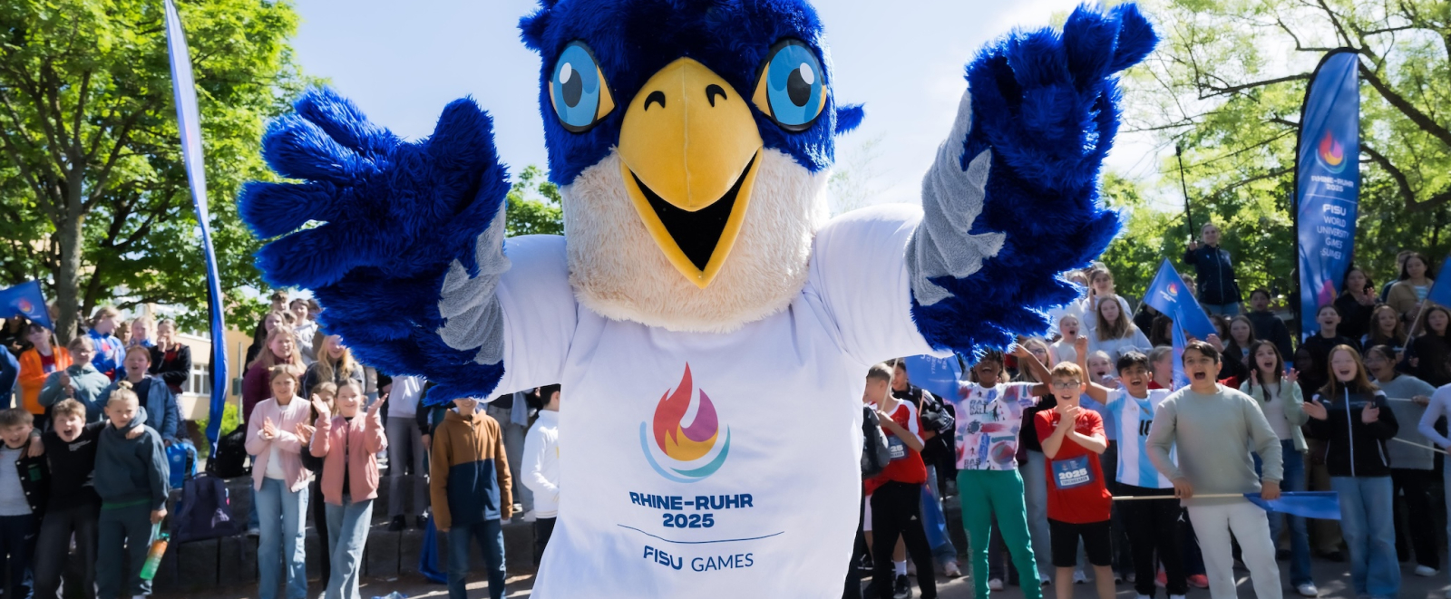 Maskottchen der Rhine-Ruhr Games vor Jugendlichen