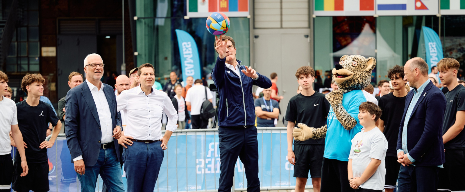 Ministerpräsident Wüst startet mit Gästen Geländetour rund um die Jahrhunderthalle im Zeichen von Sport, Jugend und internationalem Austausch