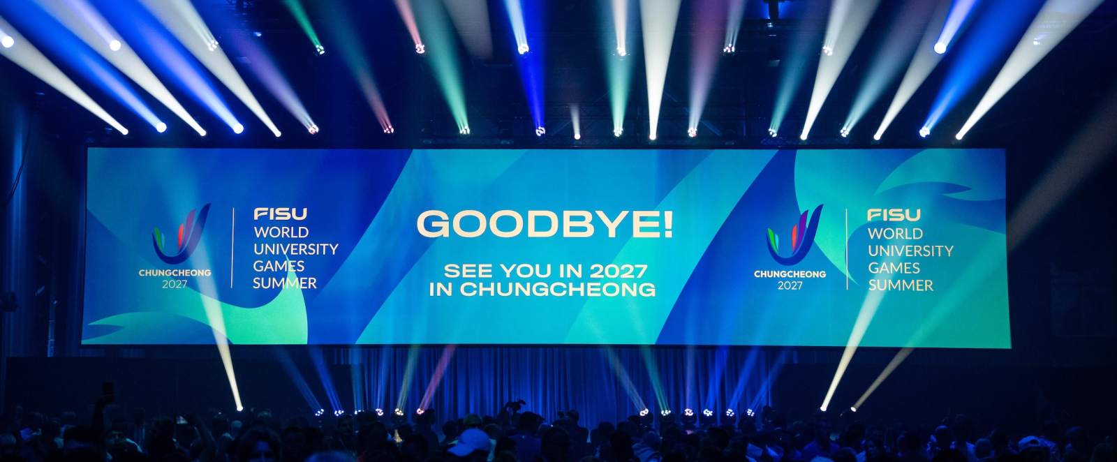 Bühnenbild bei Abschlussfeier mit Schriftzug "Goodbye"
