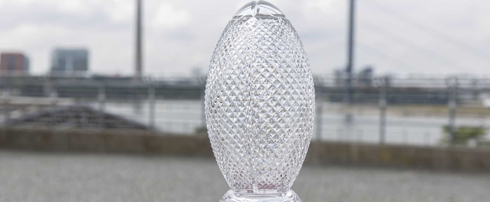 Pokal der Flag-Football-WM auf dem Burgplatz in Düsseldorf