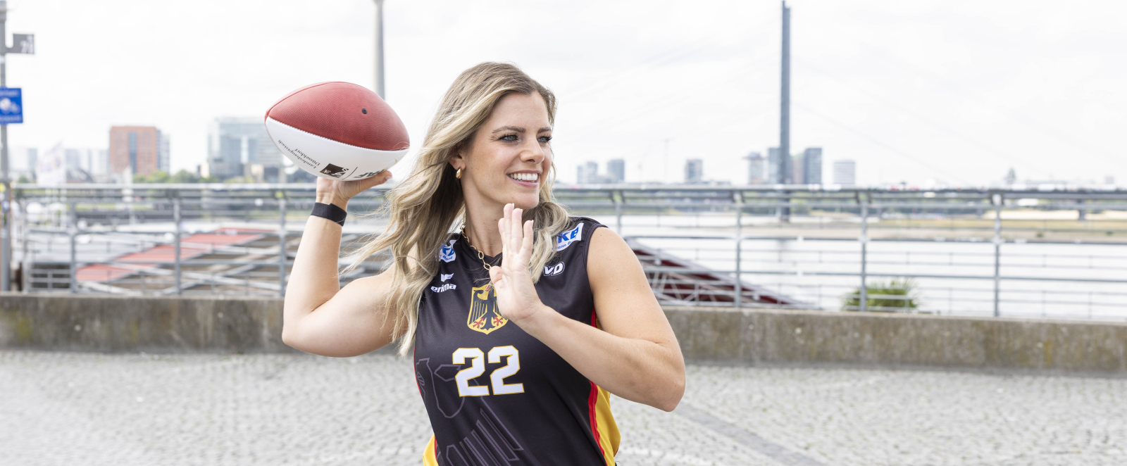 Flag-Football-Nationalspielerin und Global Flag Ambassador Mona Stevens in Düsseldorf am Burgplatz
