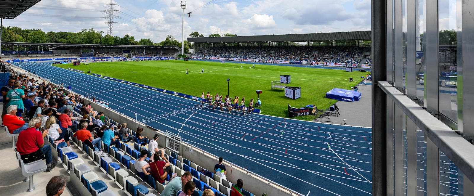 Blick von der Tribüne auf Innenraum des Lohrheidestadions