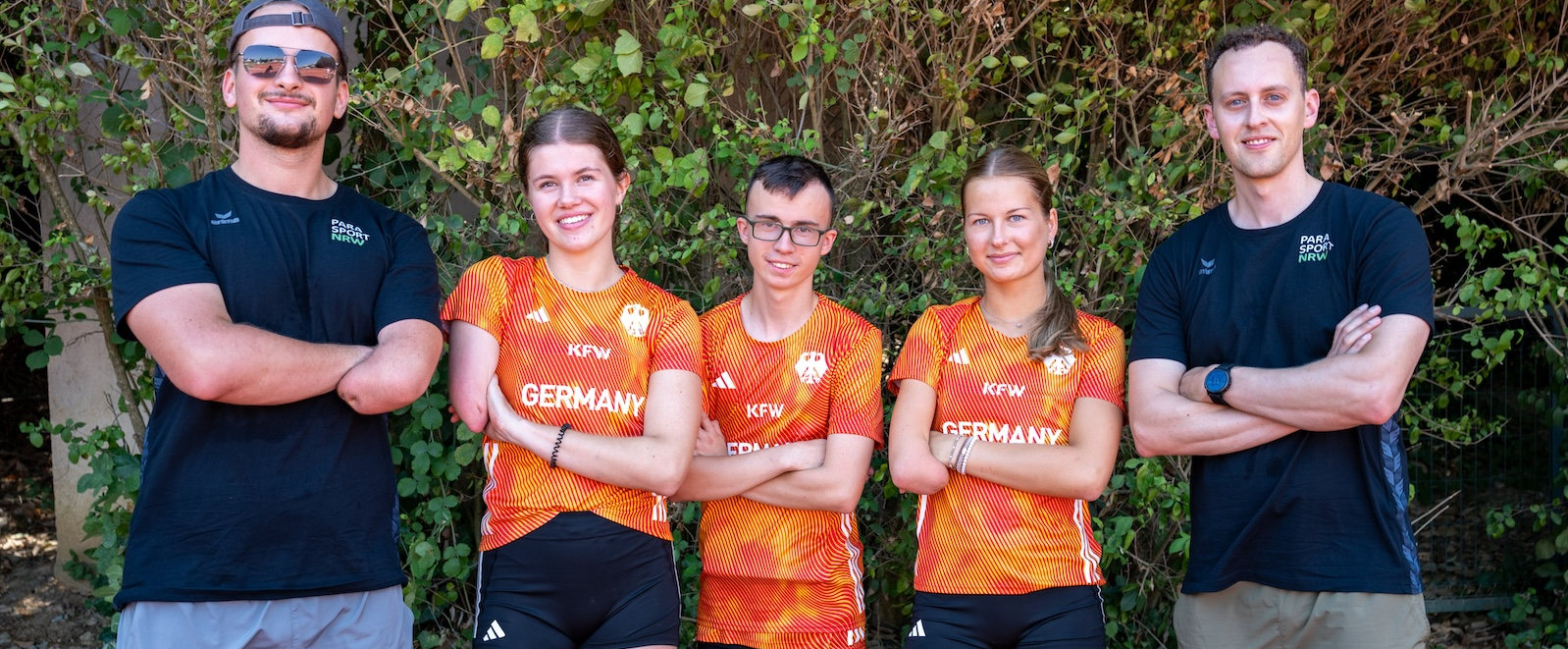 Fünf junge Para Athletinnen und Athleten stehen nebeneinander