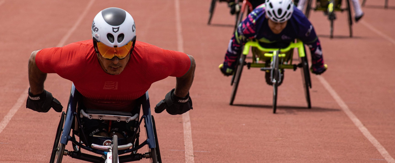 Paralympics Athleten mit Rennrollstuhl