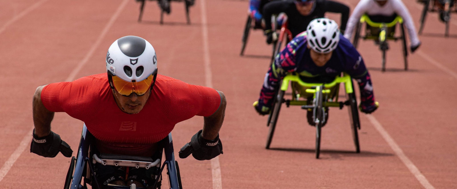 Paralympics Athleten mit Rennrollstuhl