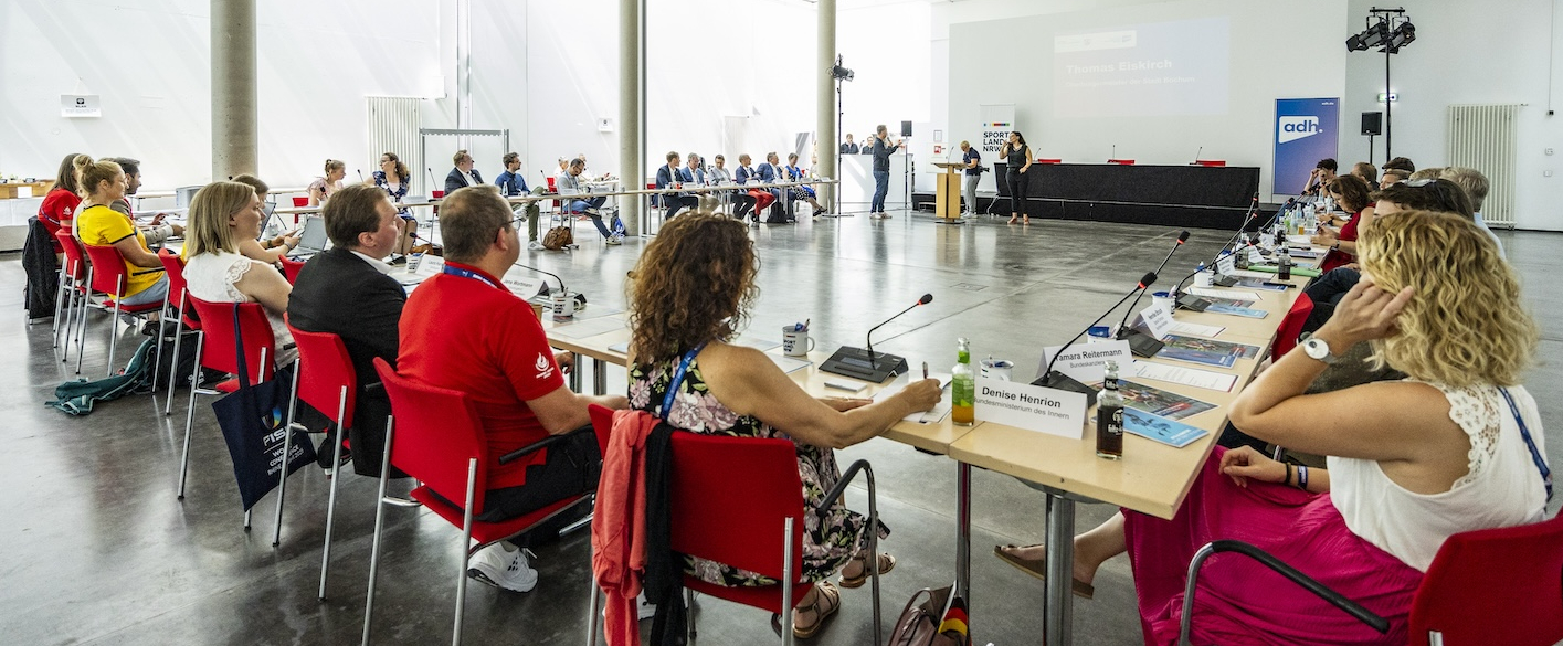 Konferenzsaal mit teilnehmenden Personen am Inclusion Summit