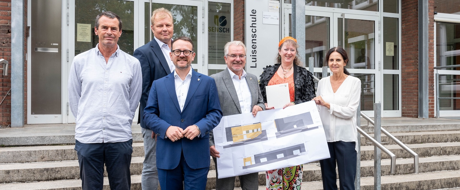 Gruppenfoto bei Besuch von Staatssekretärin Andrea Milz in Luisenschule