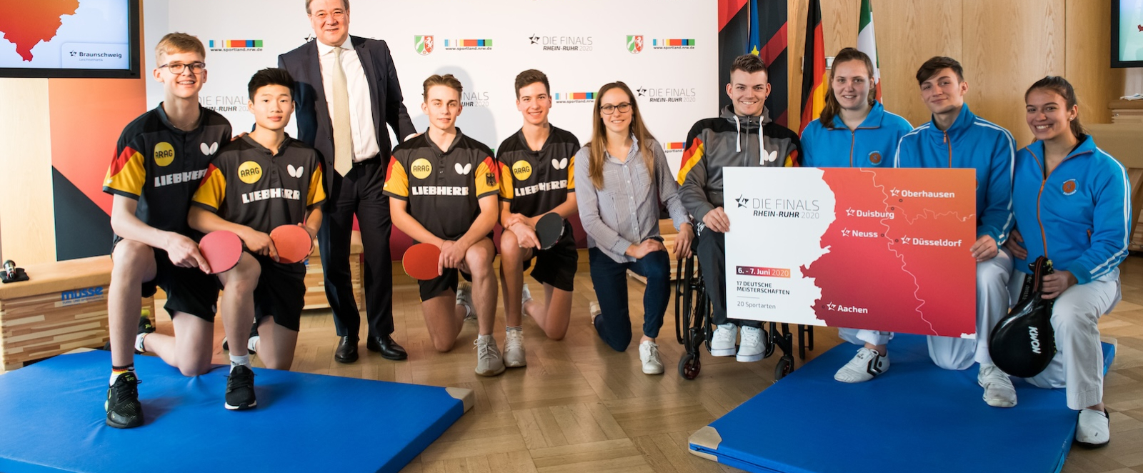 Mehrere Personen bei der Pressekonferenz zu den Finals