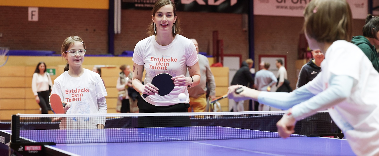 junge Para Athletinnen an einer Tischtennisplatte
