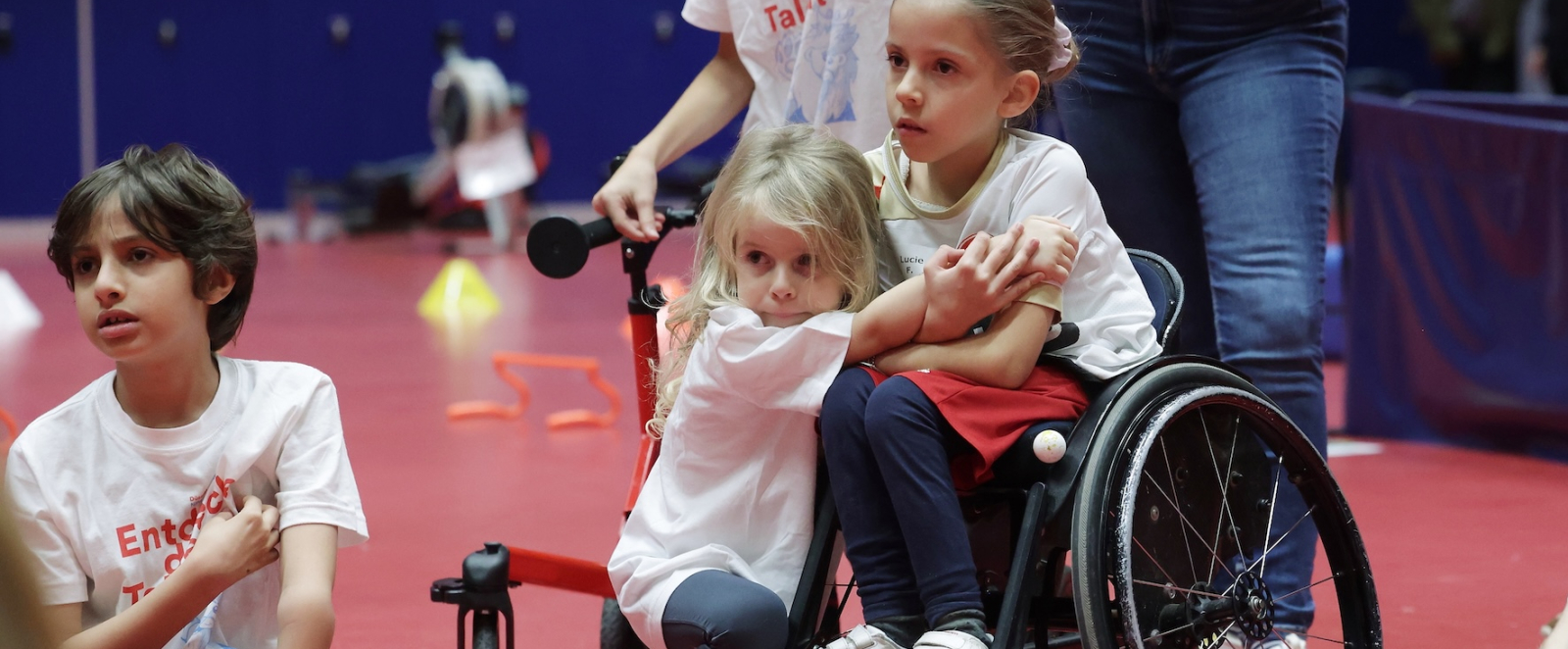 junge Para Athletinnen und Athleten in der Halle