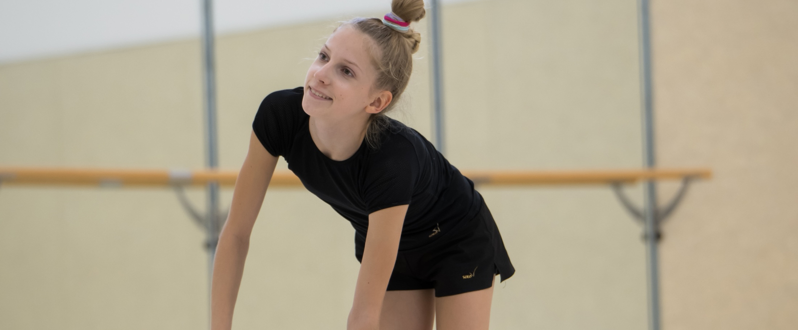 Amelia Kuznetsowa bei einer Übung mit Ball am Boden