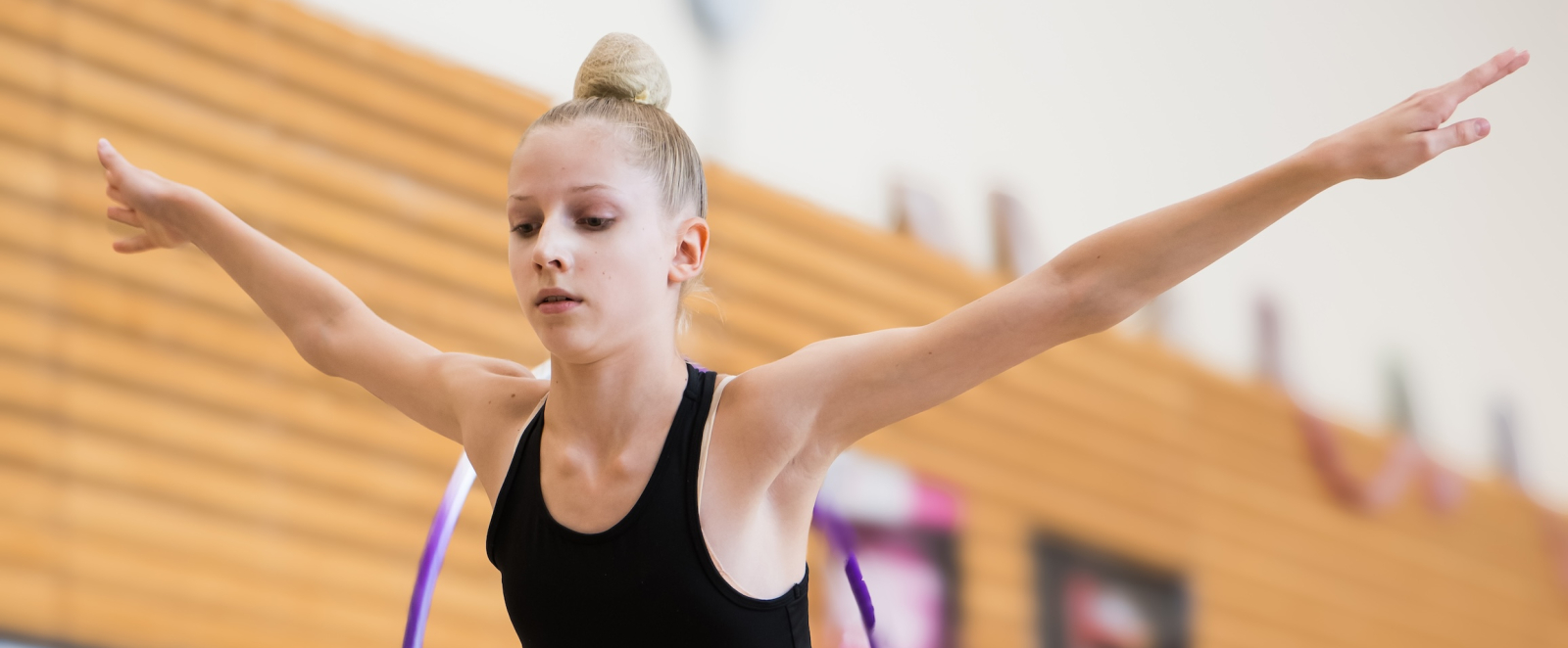 Amelia Kuznetsowa bei einer Übung in einer Turnhalle