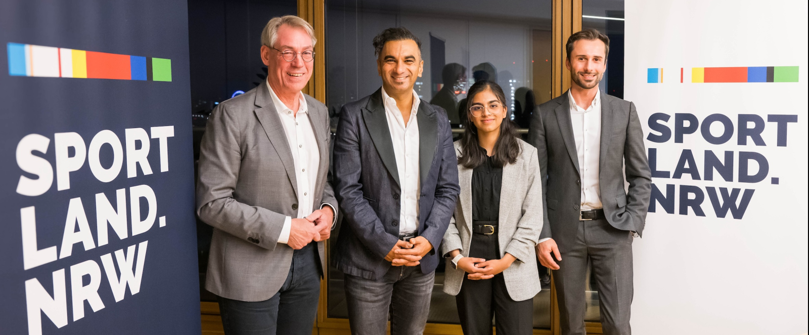 Vier Personen neben Sportland.NRW-Bannern