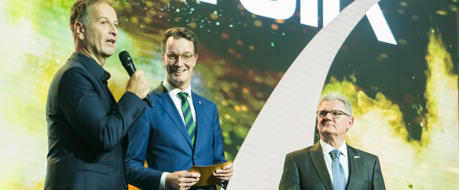 Ministerpräsident Wüst und LSB Präsident Klett auf der Bühne