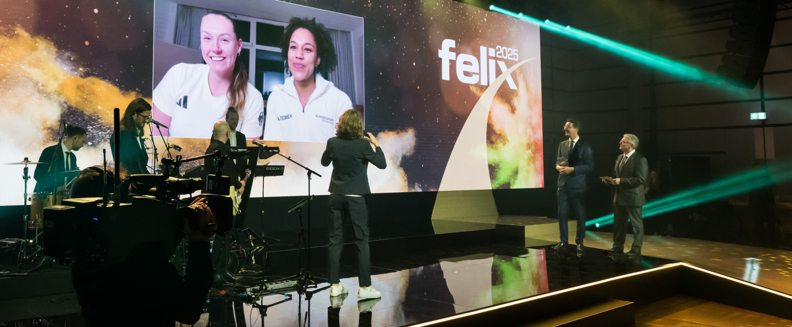 Preisübergabe beim felix award mit großem Bildschirm im Hintergrund