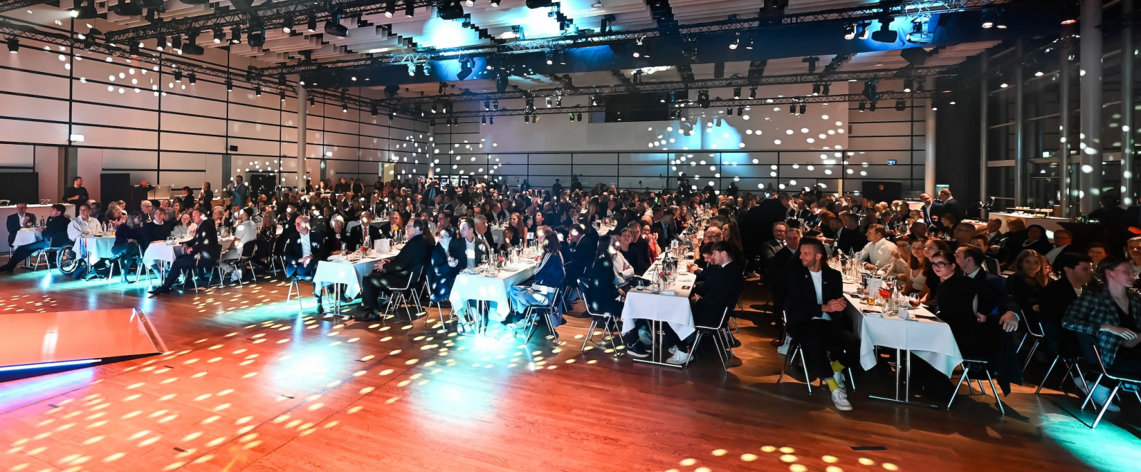 Blick von Bühne auf den Veranstaltungssaal beim felix award