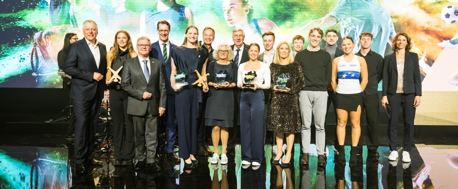 Gruppenbild auf der Bühne beim felix award