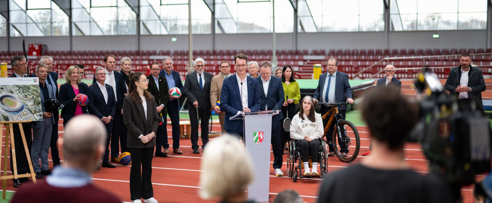 Teilnehmende an der Pressekonferenz sowie Hendrik Wüst am Rednerpult