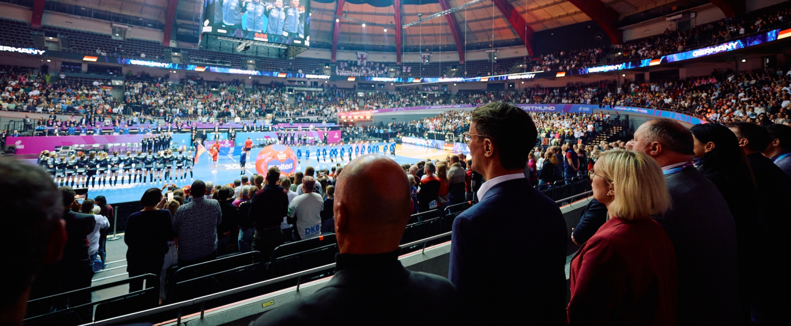 Blick von der Tribüne auf das Spielfeld 