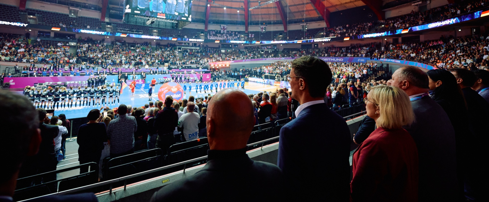 Blick von der Tribüne auf das Spielfeld