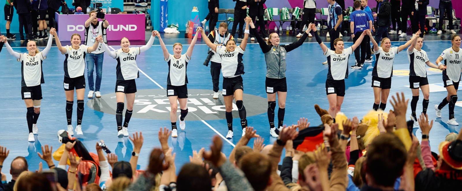 Handballerinnen bedanken sich beim Publikum