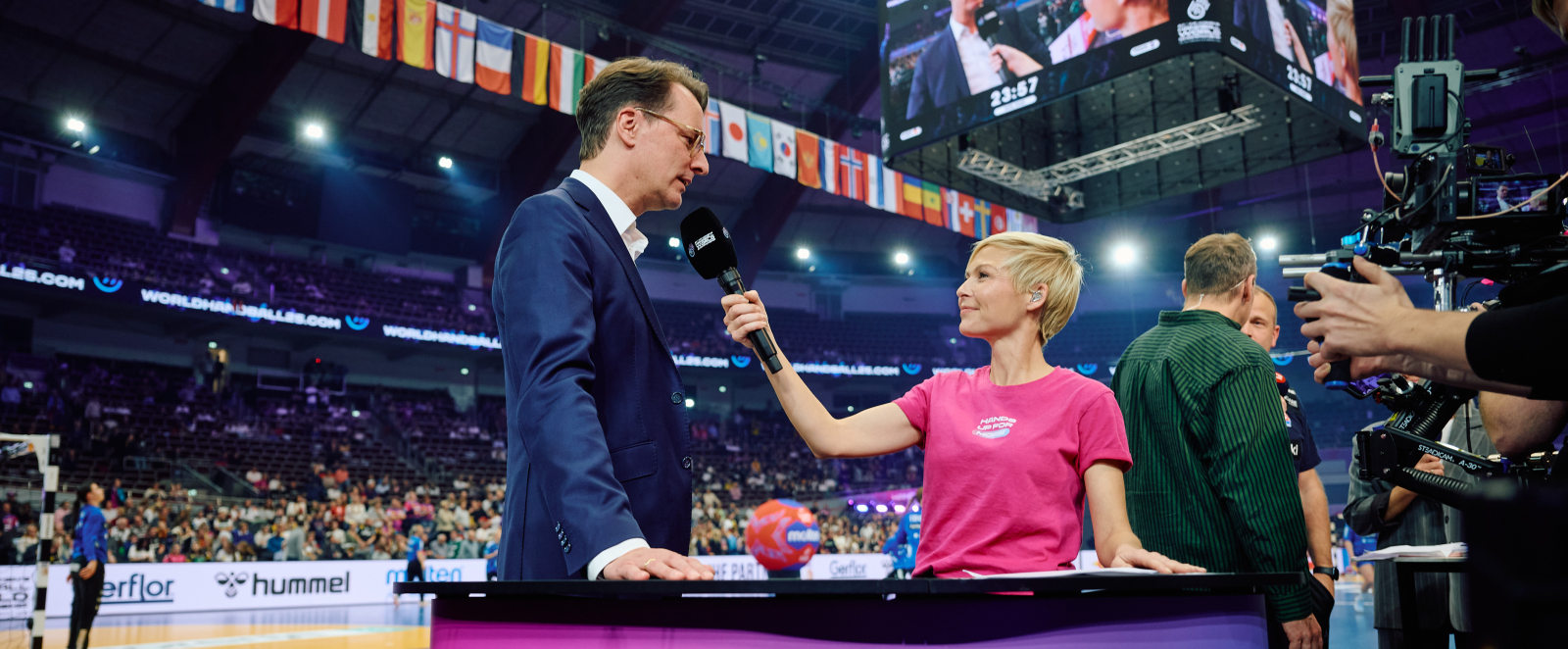 Hendrik Wüst mit der Moderatorin in der Halle