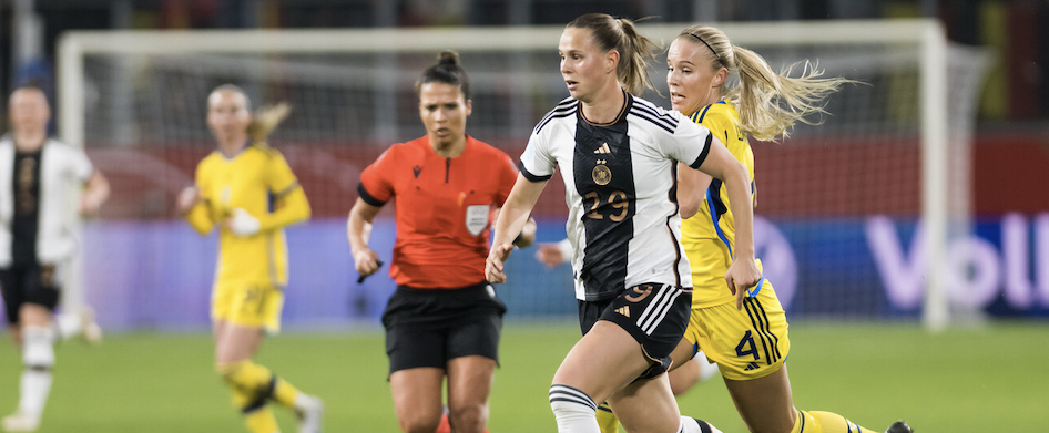 Klara Bühl am Ball, im Hintergrund eine Schiedsrichterin