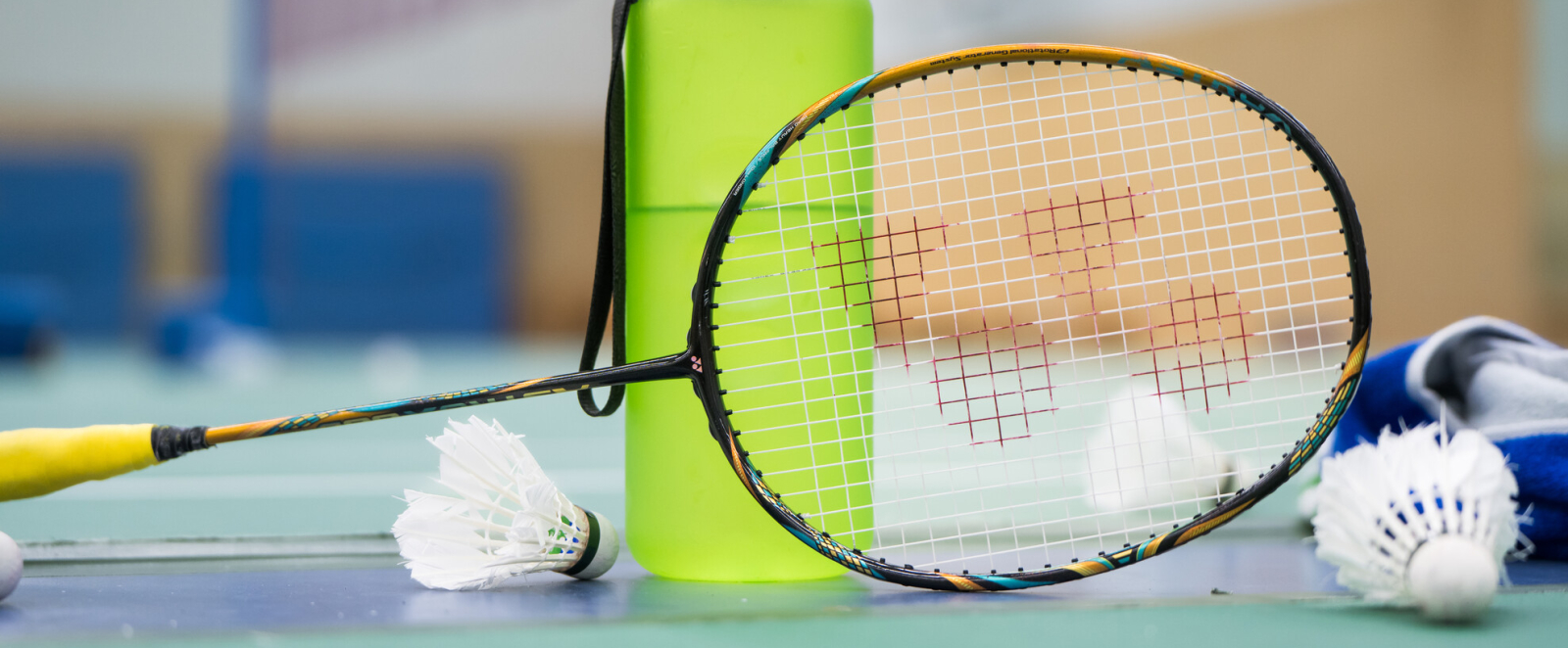 Badmintonschläger und Ball am Boden