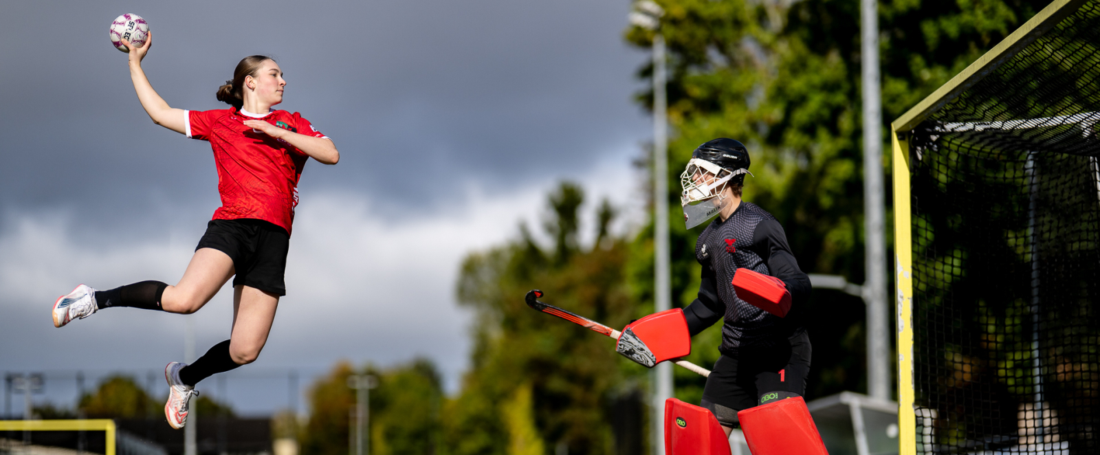 Zwei Athletinnen in Aktion