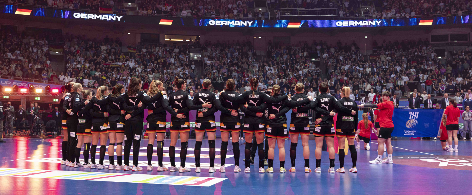 Handballerinnen bedanken sich beim Publikum