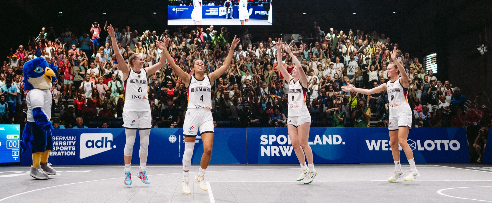 3x3-Spielerinnen vor einer Tribüne