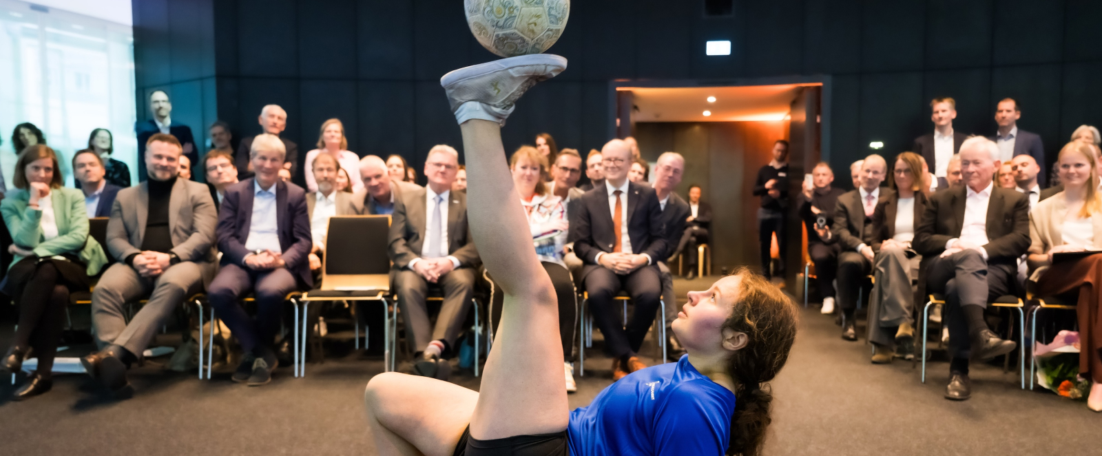 Freestyle-Fußball-Artistin in Aktion vor dem Publikum