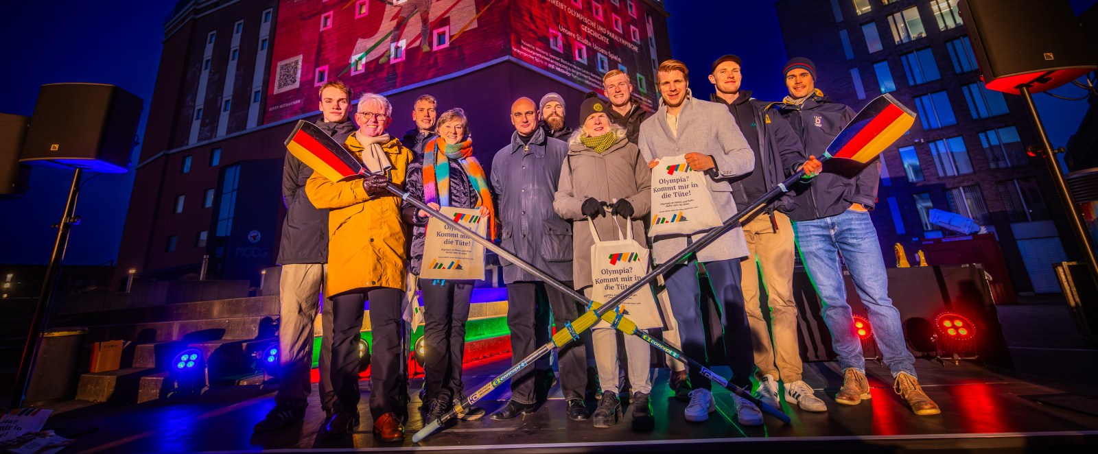 Mehrere Personen vor der Illumination in Dortmund