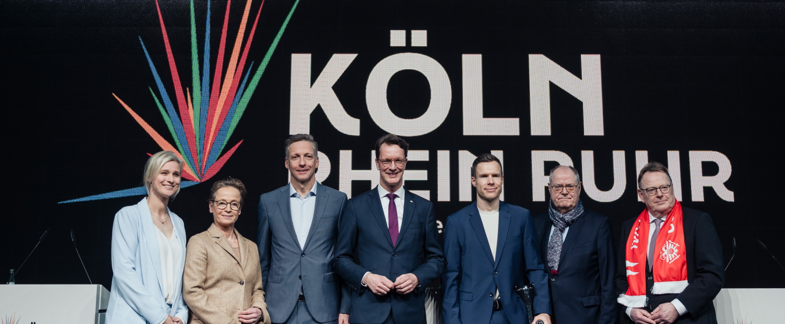 Ministerpräsident Wüst mit anderen Vertreterinnen und Vertretern bei der Pressekonferenz