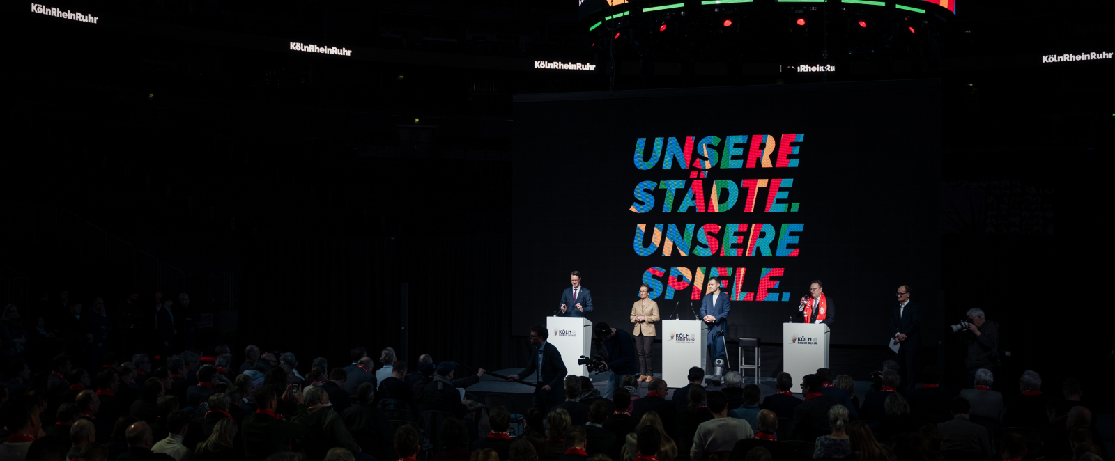 Ministerpräsident Wüst mit anderen Vertreterinnen und Vertretern bei der Pressekonferenz