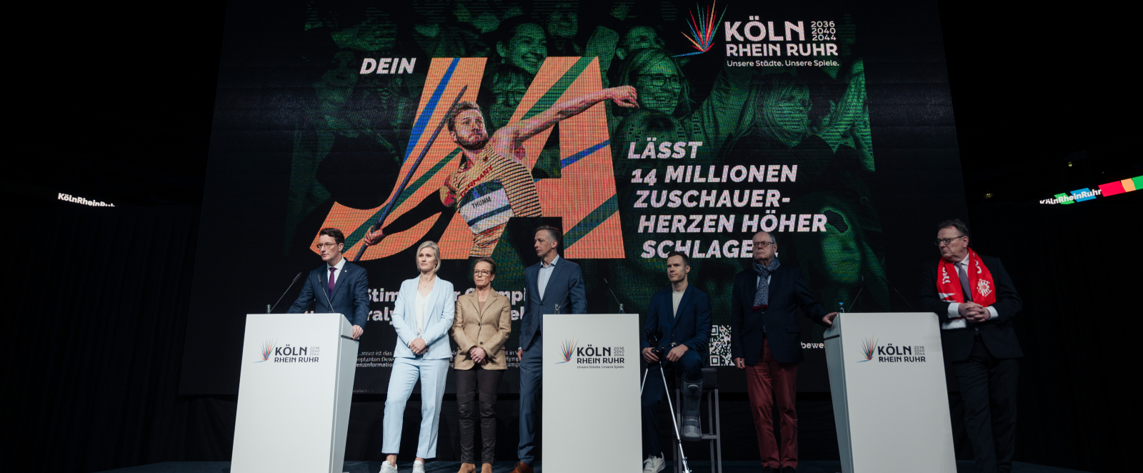 Ministerpräsident Wüst mit anderen Vertreterinnen und Vertretern bei der Pressekonferenz