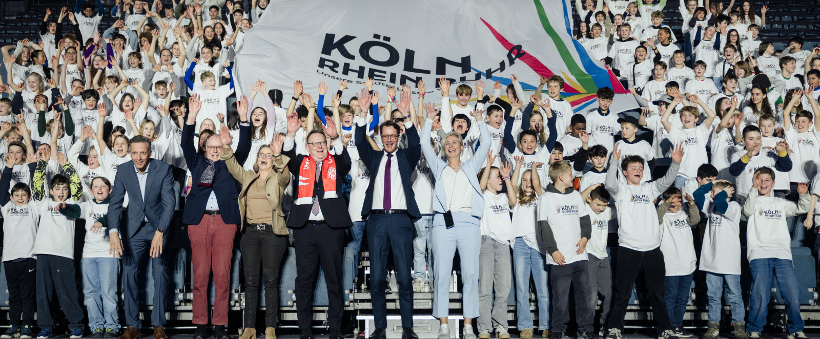 Ministerpräsident Wüst mit anderen Vertreterinnen und Vertretern bei der Pressekonferenz