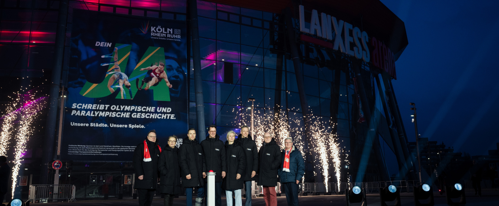 Ministerpräsident Wüst mit anderen Vertreterinnen und Vertretern vor der Lanxess arena