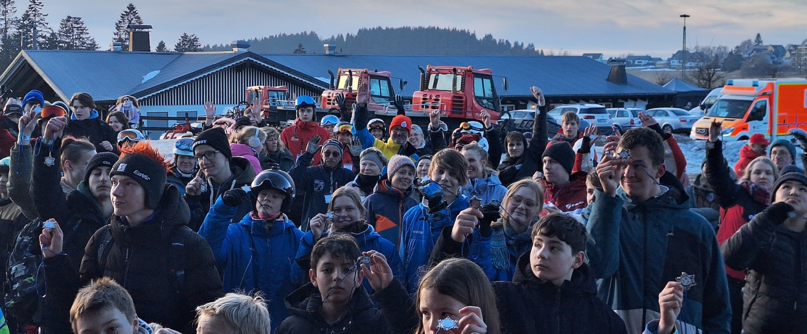Viele Menschen, im Hintergrund ein Berg