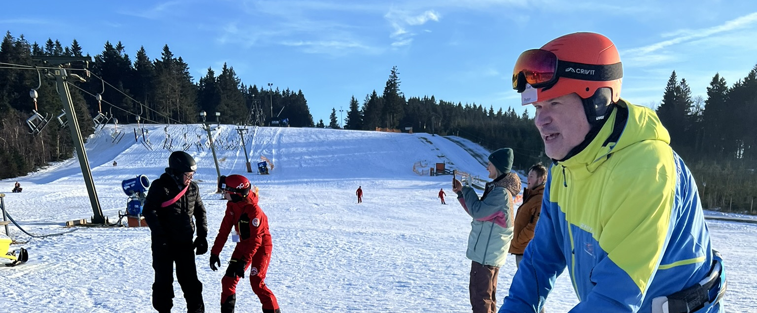 Personen auf einem schneebedeckten Hang